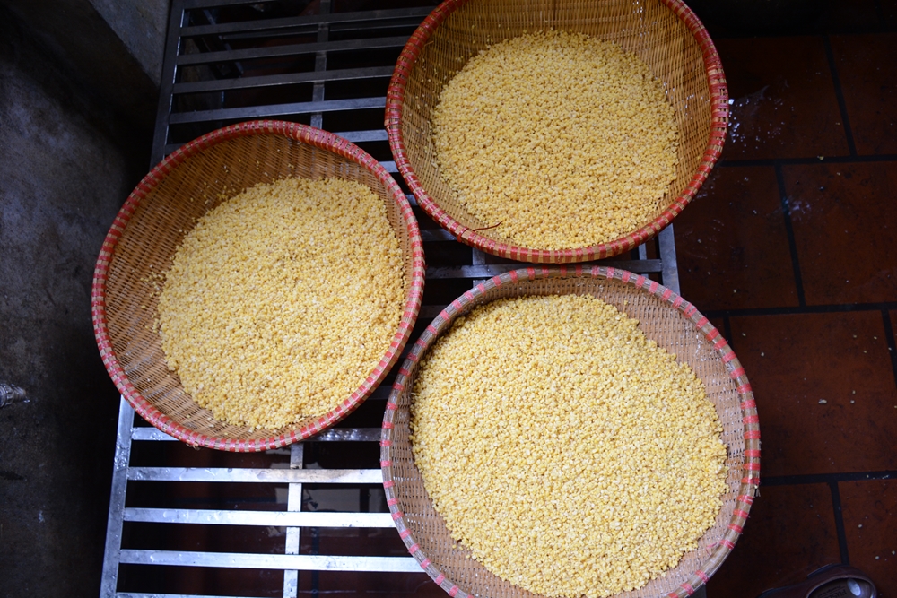 Đỗ xanh được nấu nhuyễn, nặn thành bánh kẹp thịt lợn ba chỉ ở giữa.